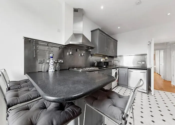 Spacious Sleep 11 With Terrace In Earls Court Ec99