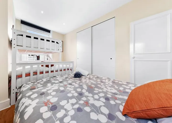 Spacious Sleep 11 With Terrace In Earls Court Ec99