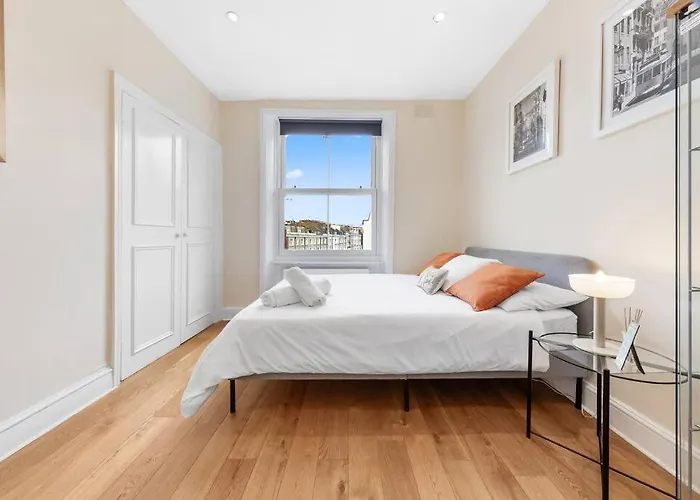 Spacious Sleep 11 With Terrace In Earls Court Ec99